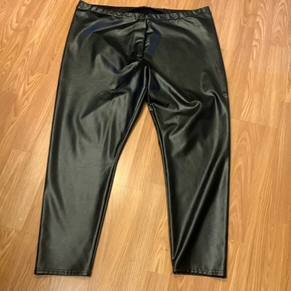 Black Pleather Pull On Pants Estimated - Picture 2 of 7